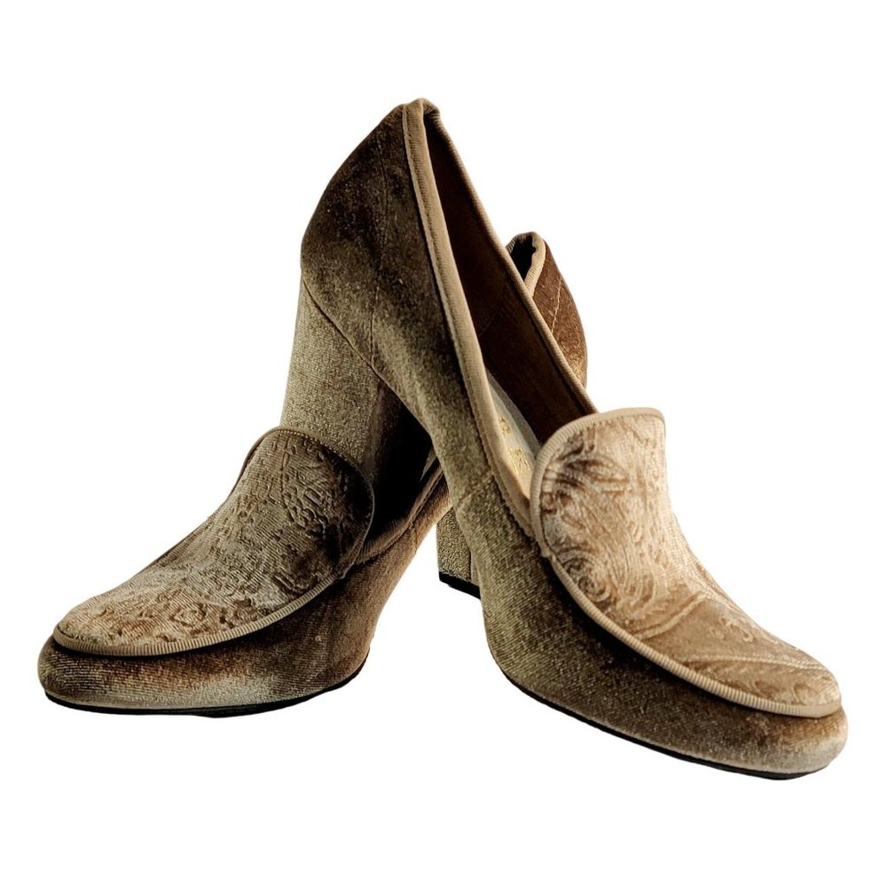 New York Transit Suede Women's High Heel Shoes Size 8 M Taupe Color 3 Inch Heels